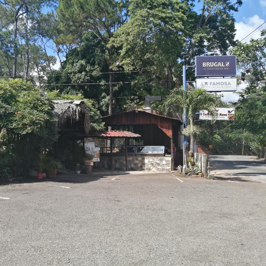 La Famosa Costillas A La Lena Jarabacoa Buitenkant foto